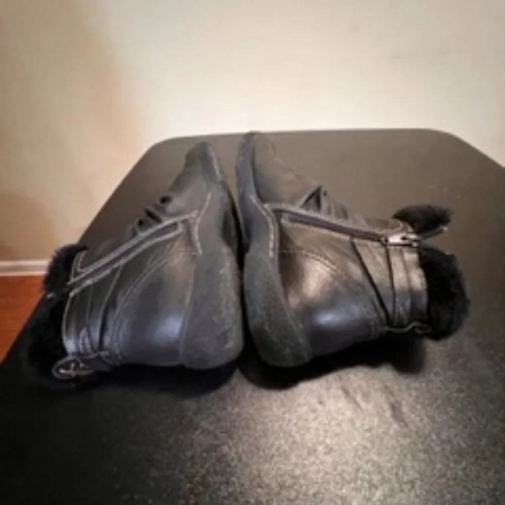 Yuu size 7.5 fur lined black ankle boots